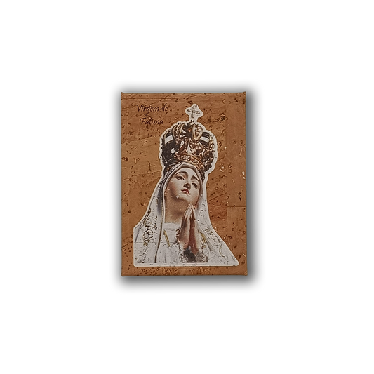 The New Jamp "Our Lady of Fatima Painting on Cork - Fridge magnet" features the Virgin of Fátima in prayer, with a white veil and gold crown on a brown background, crafted as an eco-friendly accessory.